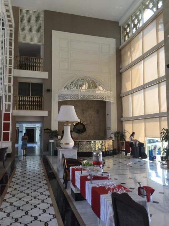 Lobby Well Palace Side