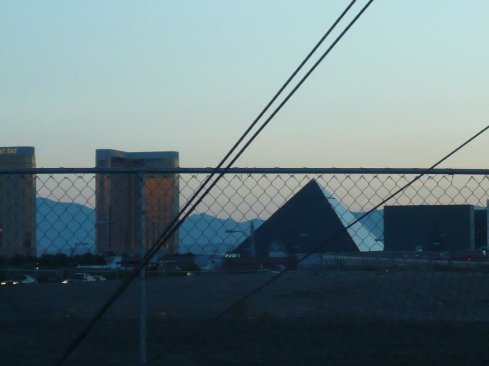 Dalla strada Luxor Hotel & Casino