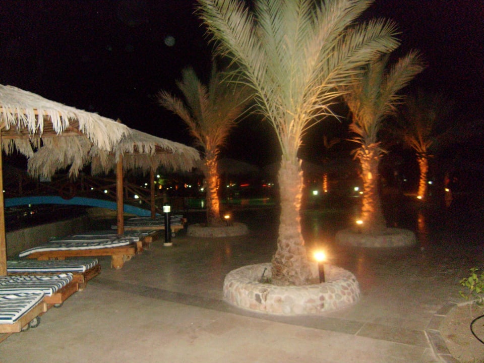 Basen nocą Hurghada Long Beach Resort
