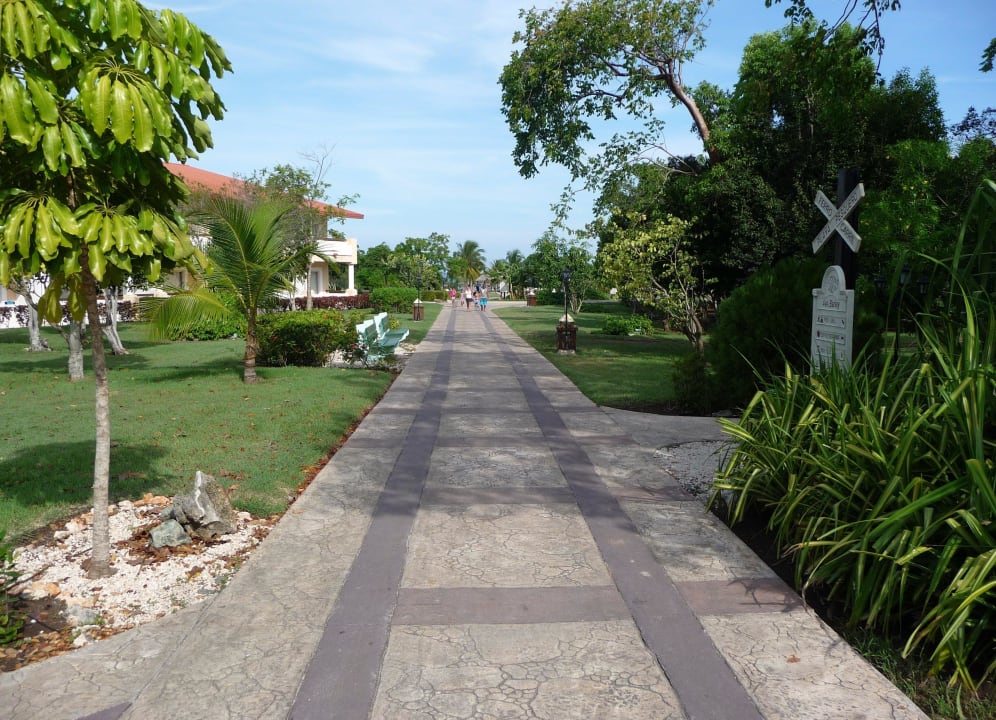 Weg zur Lobby Hotel Playa Pesquero