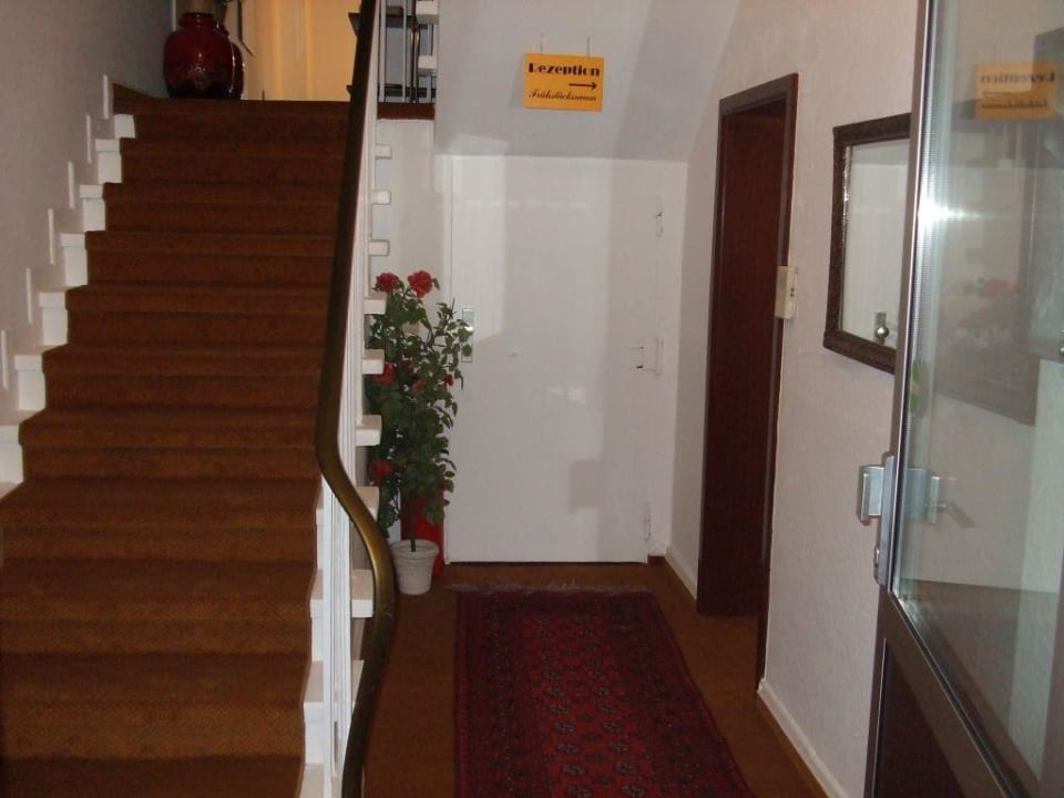 Eingang und Treppe Hotel Oase