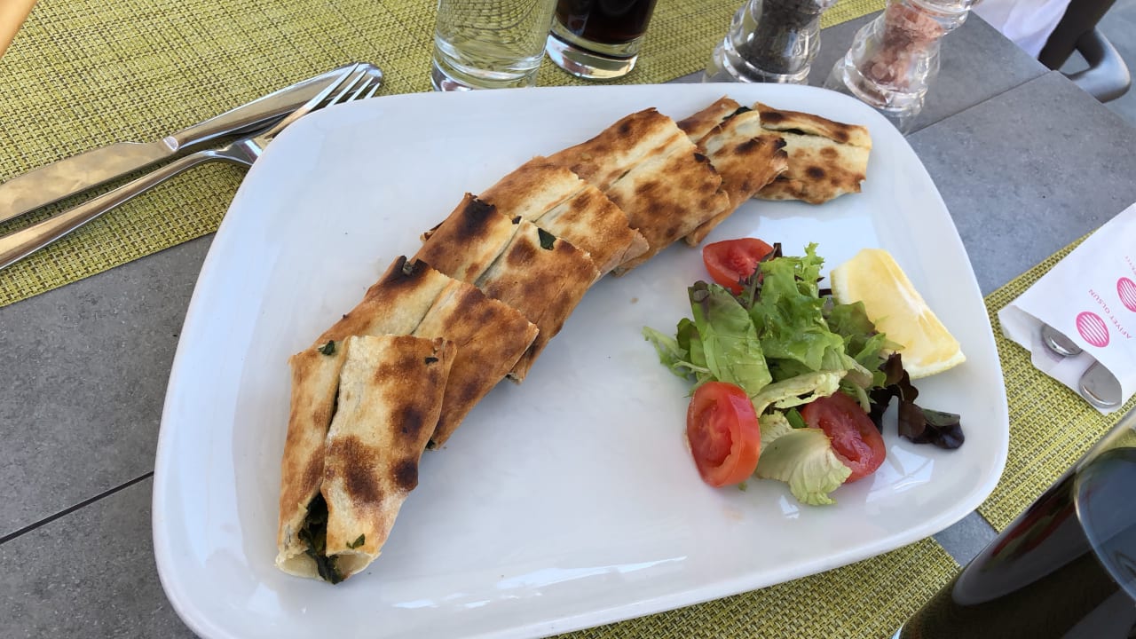 Beach Club Pide mit Spinat Acanthus Cennet Barut Collection