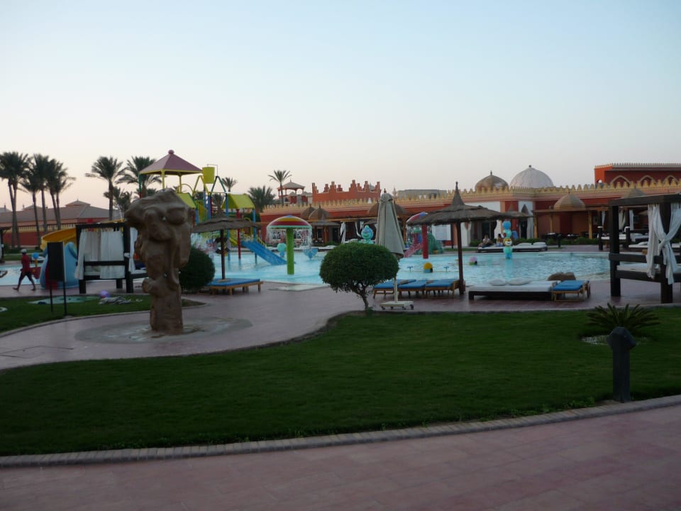 Kinderpool, dahinter Hauptrestaurant Pickalbatros Alf Leila Wa Leila Resort - Neverland Hurghada