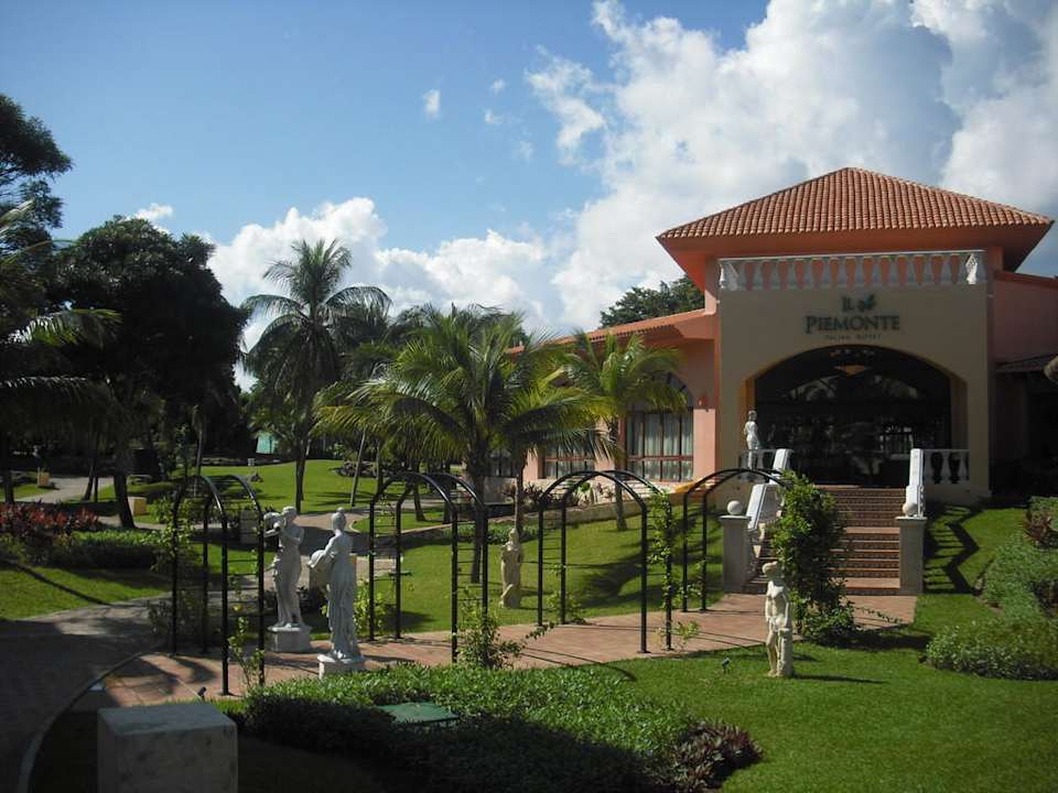 Zuganz zum italienischen Restaurant in der Anlage Sandos Playacar Beach Resort