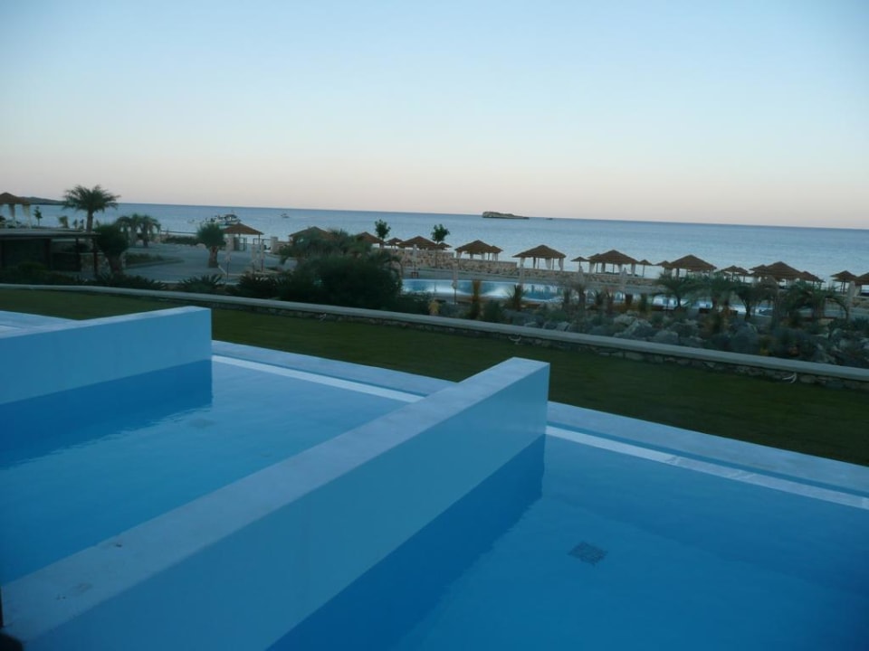 Auch Nachbarn haben einen eigenen Pool Aquagrand Artistic Luxury Beach Resort - Adults only