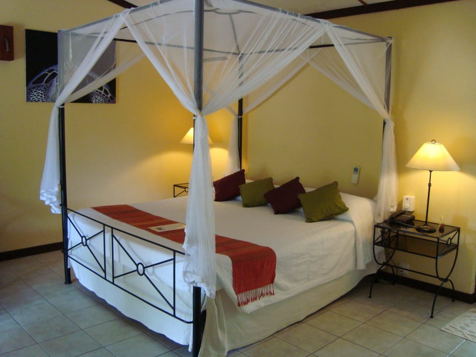 Bett im Beach Bungalow Kuredu Island Resort & Spa