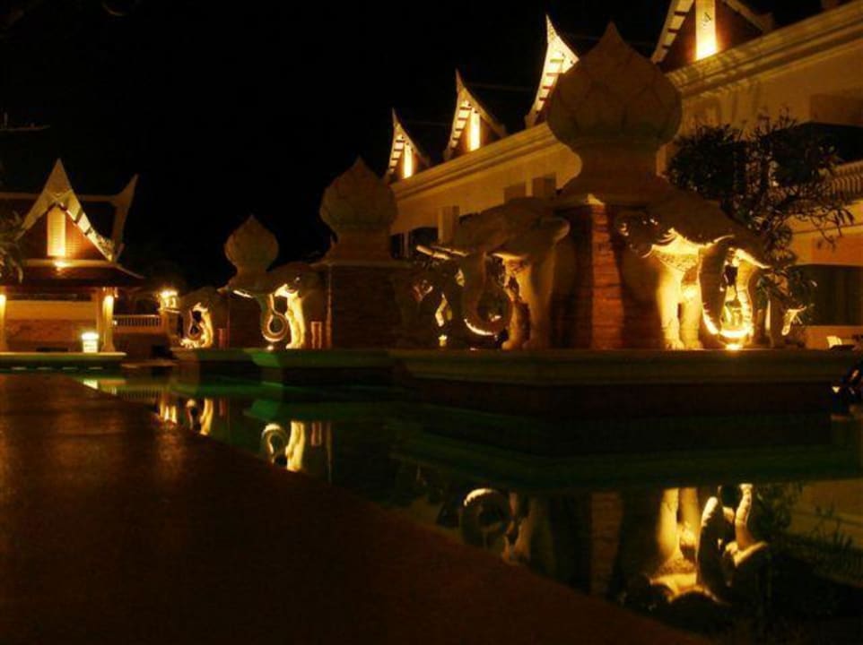 Unterer Pool bei Nacht Hotel Grand Pacific Sovereign Resort & Spa