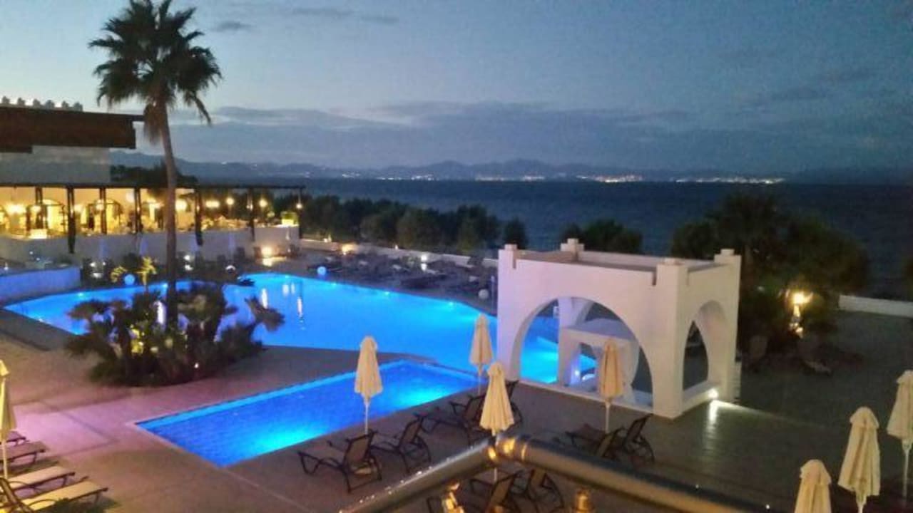 Nachtbeleuchteter pool TUI BLUE Oceanis Beach and Spa Resort