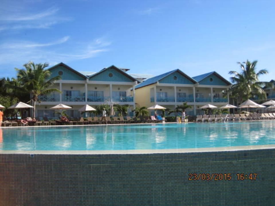 Überlaufpool mit Poolbar Dreams La Romana Resort & Spa