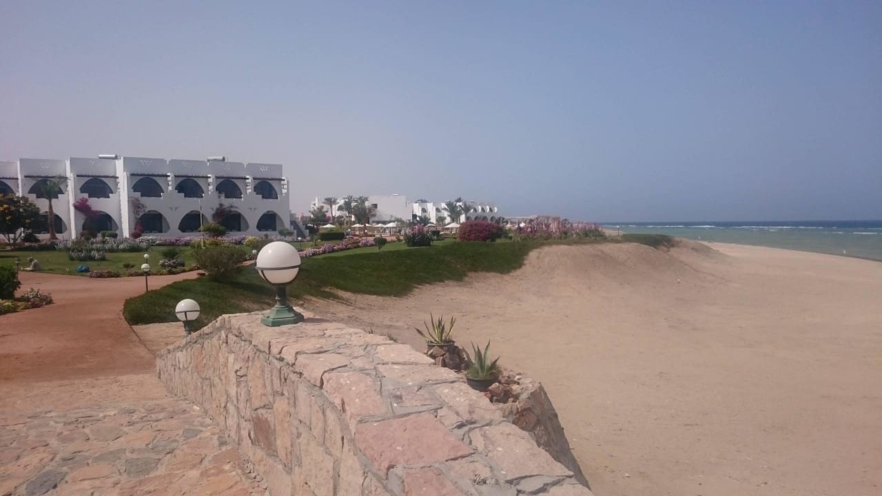 Blick zu den Zimmern/ungenutzter Strand Three Corners Equinox Beach Resort