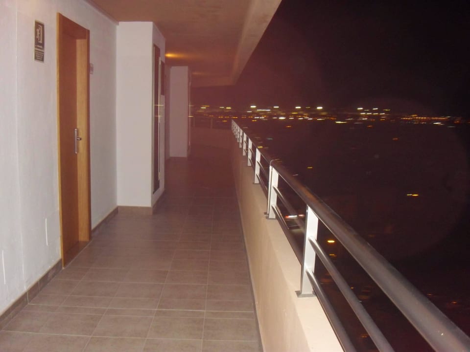 Laubengang zu den Zimmern allsun Hotel Pil-lari Playa