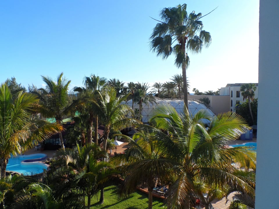 Balkonausblick auf die Poolanlage IFA Altamarena by Lopesan Hotels