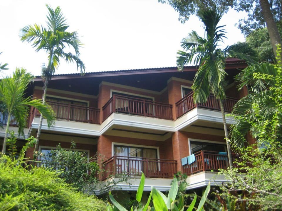Blick von außen auf den Balkon Khao Lak Bayfront Resort