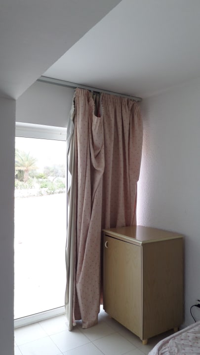 Gardinen hängen in vielen Bungalows so Hotel El Mouradi Djerba Menzel