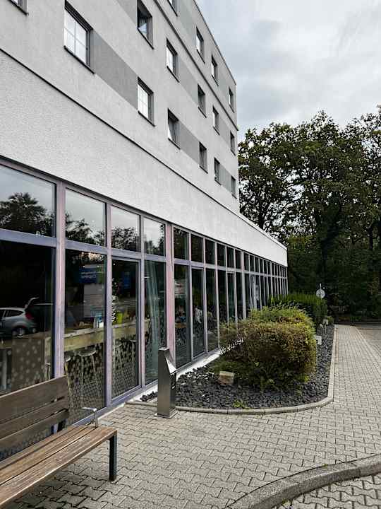 Außenansicht Holiday Inn Express Frankfurt - Airport