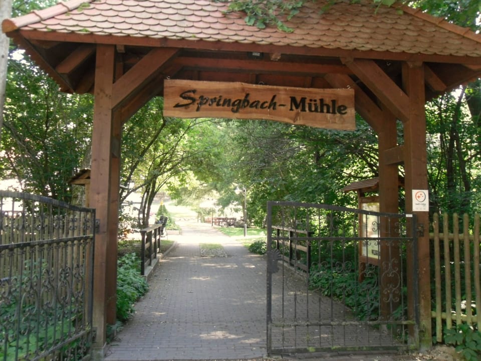 Eingang zum Hotel Gelände Hotel Springbach-Mühle