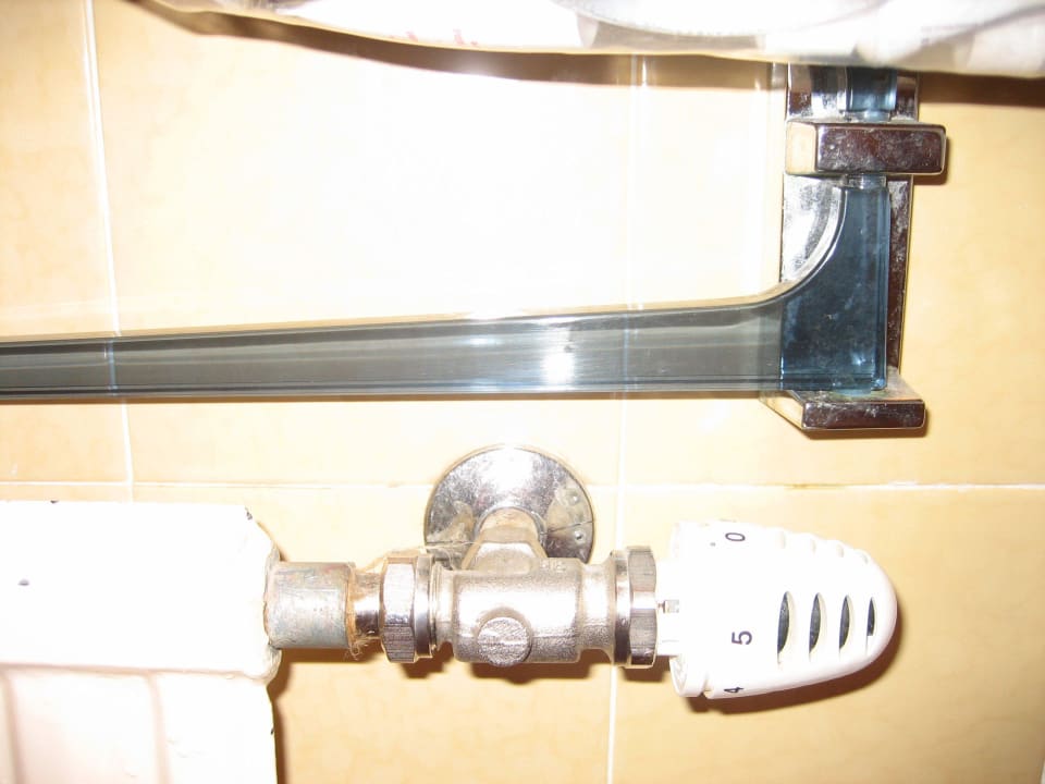 Bad: kaputter Handtuchhalter Hotel Kaspar-Melchior-Balthasar