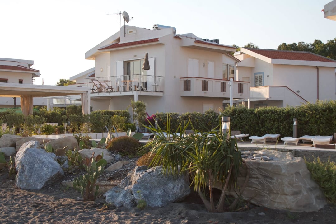 Blick vom Strand zur Anlage Apartements Ancora Bianca Beach Residence