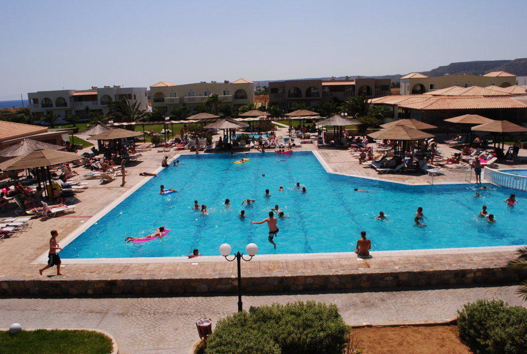Widok na basen. Akti Beach Club