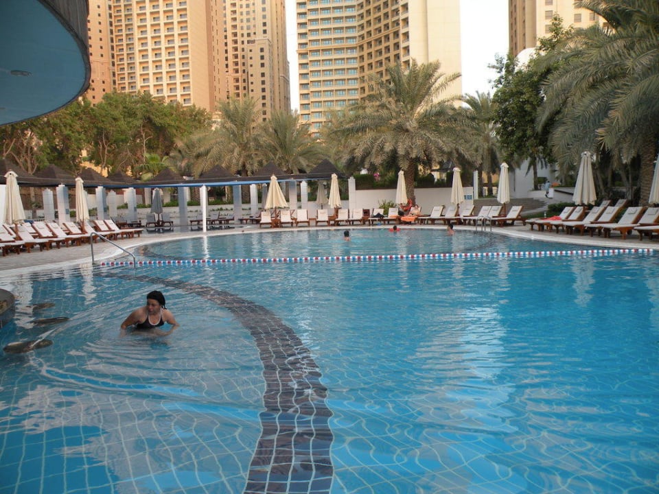 Pool mit Blick auf Skyline hinter Hotel Sheraton Jumeirah Beach Resort