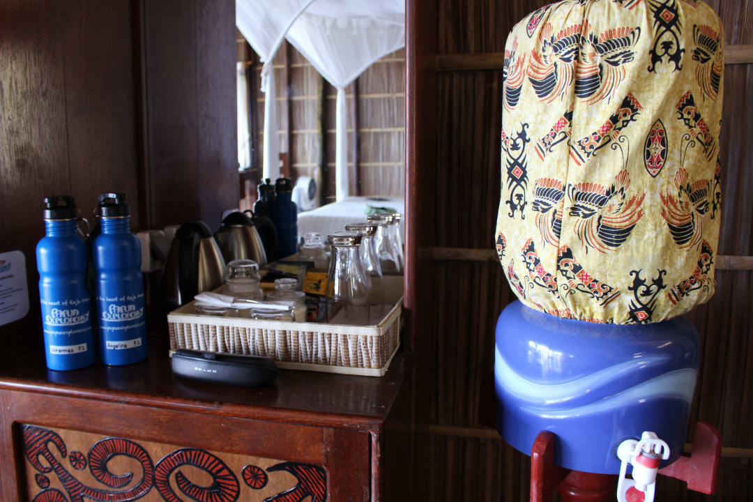 Links Kaffee-/Teezubereitungsmöglichkeit, rechts Wasserspend Papua Explorers Resort