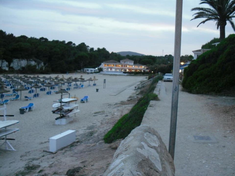 Strand und Hotel im Hintergrund Flipflop Cala Romantica