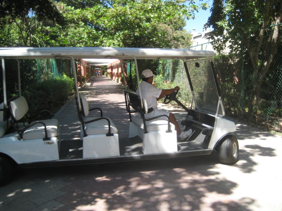 Golfwagen der zum Strand  hin und zurück fährt Hotel Riu Tequila