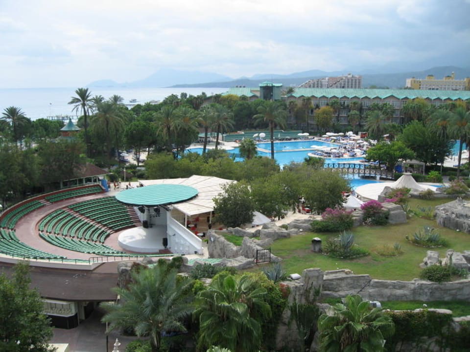 Ausblick Richtung Strand zwischen den Wohnhäusern Dobedan World Palace Kemer