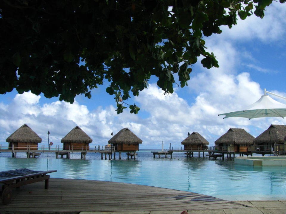 Pool mit Blick auf die Wasserbungalows Manava Beach Resort & Spa Moorea