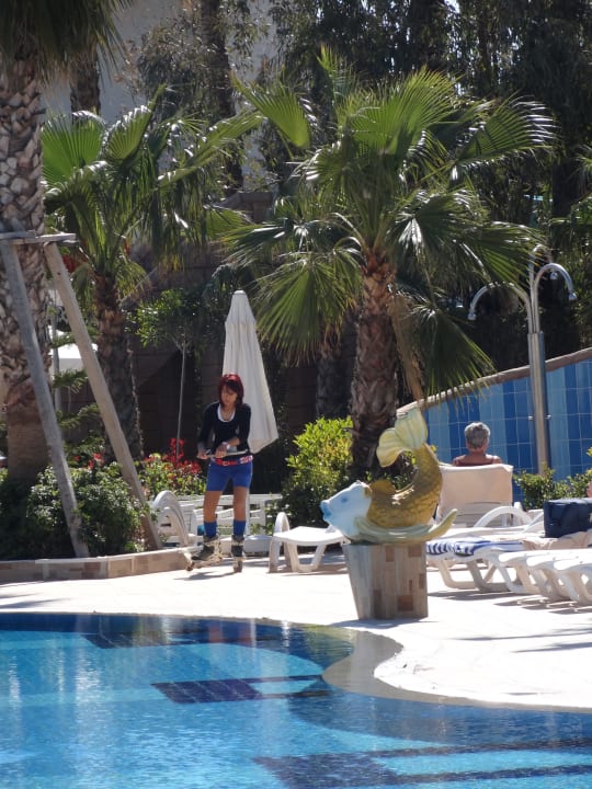 Girls mit Rollerblades für schnelleren Service Hotel Delphin Imperial