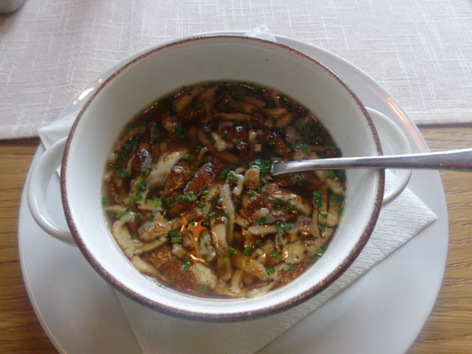 Eine überaus köstliche Rindsuppe mit Handgemachten Fritatten Ratscher Landhaus