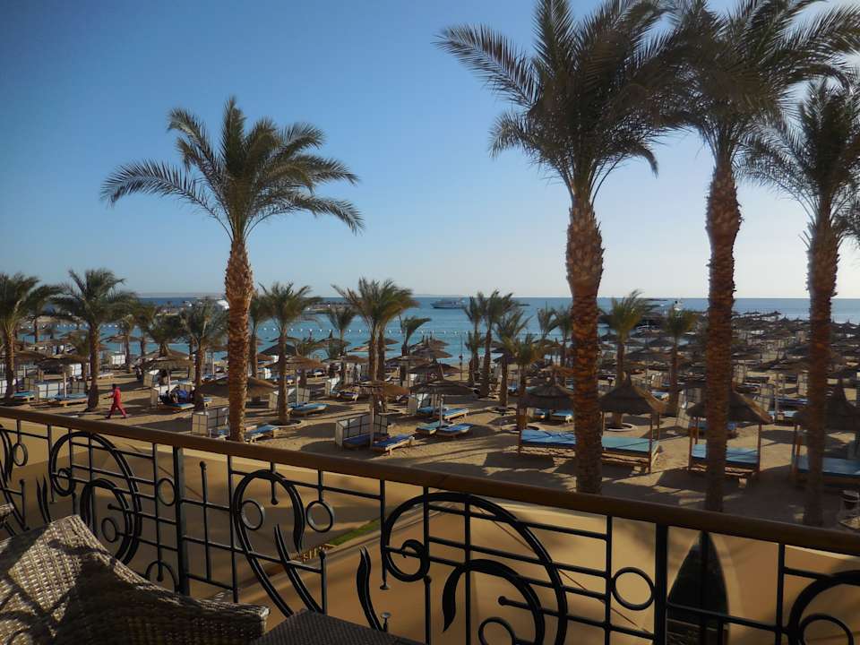 Mit solchem Ausblick schmeckt es nochmal so gut Beach Albatros Resort