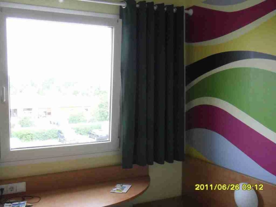 Blick zum Fenster und Wand B&B Hotel Berlin Genshagen-Süd