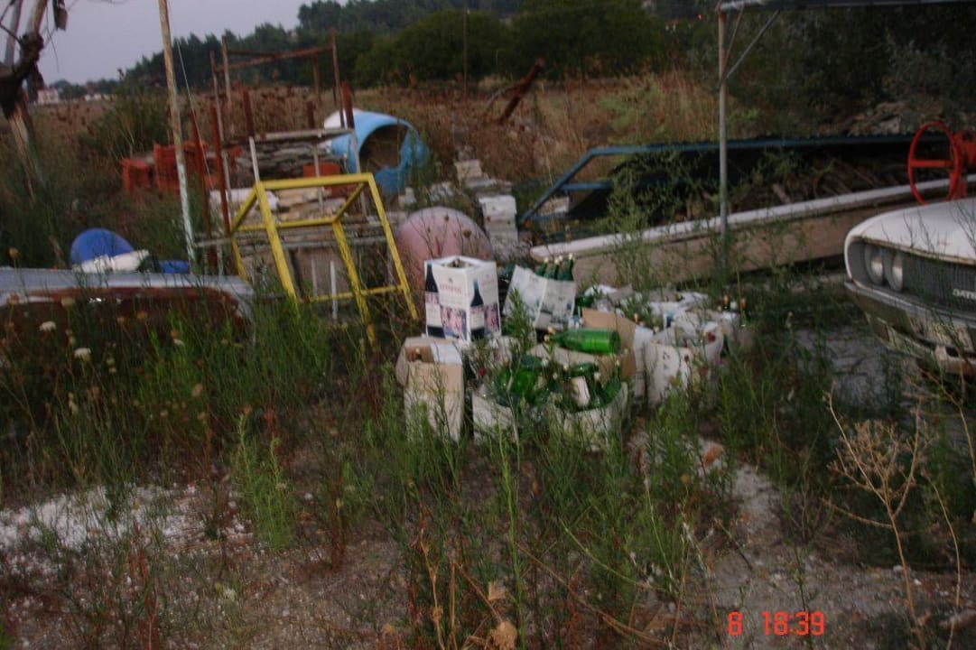 Müllablage hinter dem Parkplatz Iris Hotel