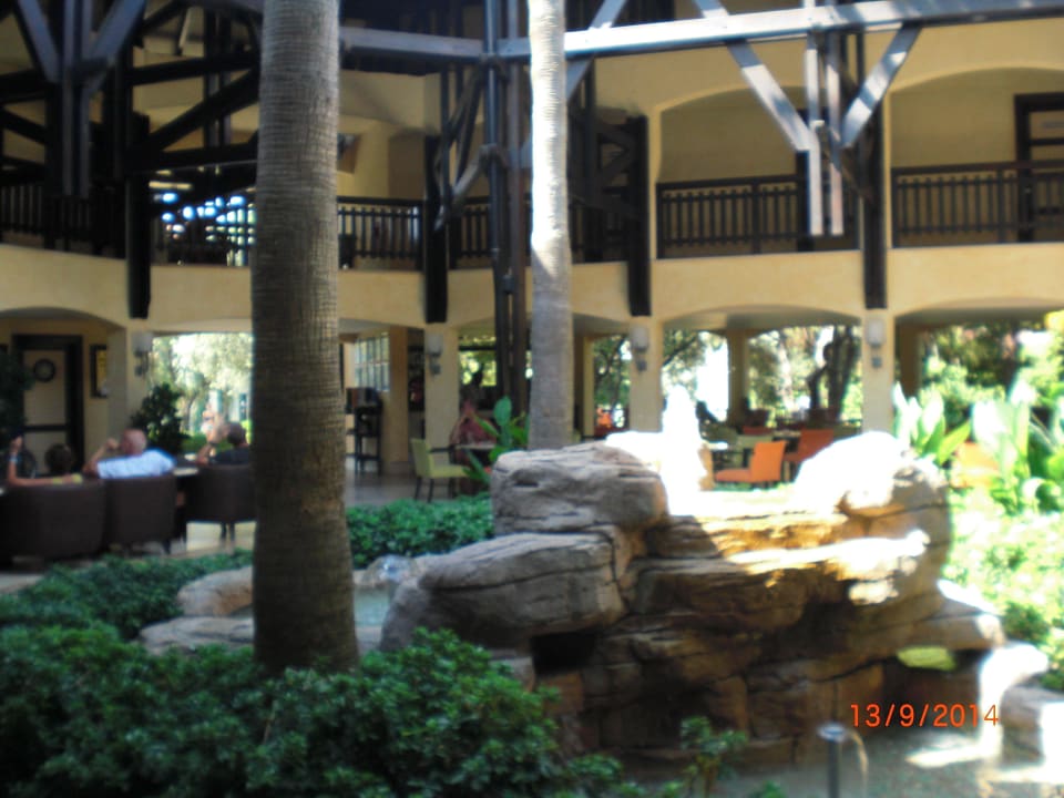 Brunnen in der Lobby Melas Holiday Village