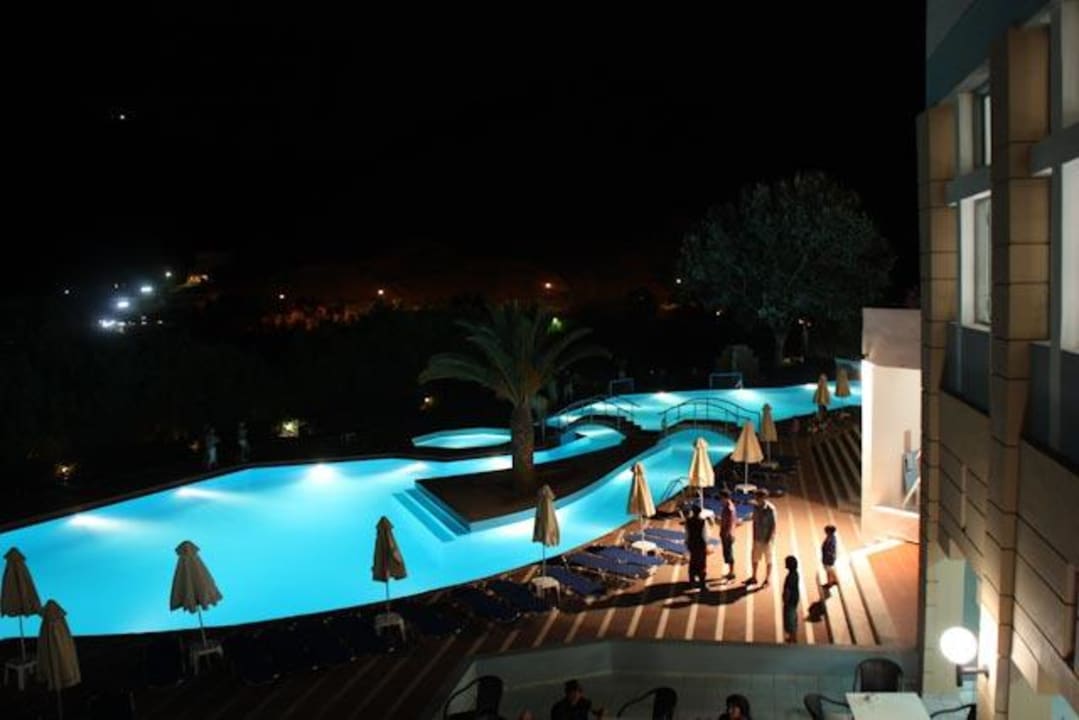 Pool am Abend Fodele Beach & Water Park Holiday Resort