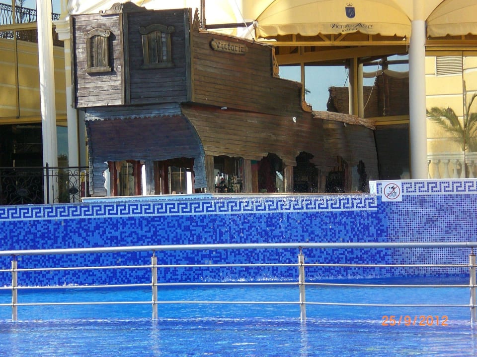 Die Poolbar (man muss die Getränke bezahlen) Imperial Palace Hotel