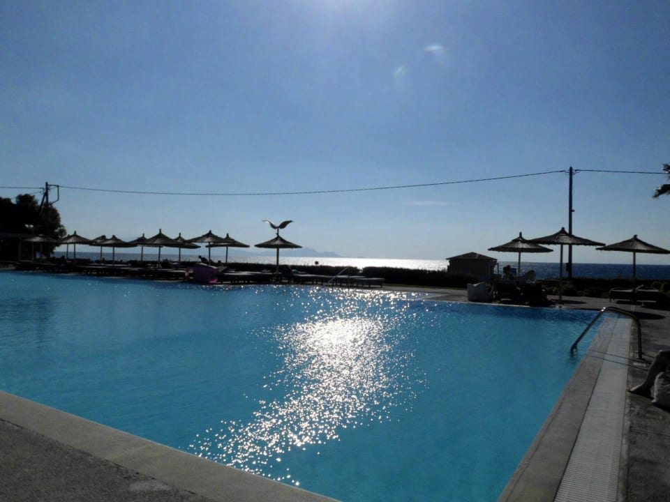 Blick vom Hauptpool auf`s Meer Akti Palace Resort & Spa