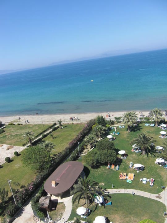 Liegewiese mit Snackbar und Strand von oben Hotel Ephesia