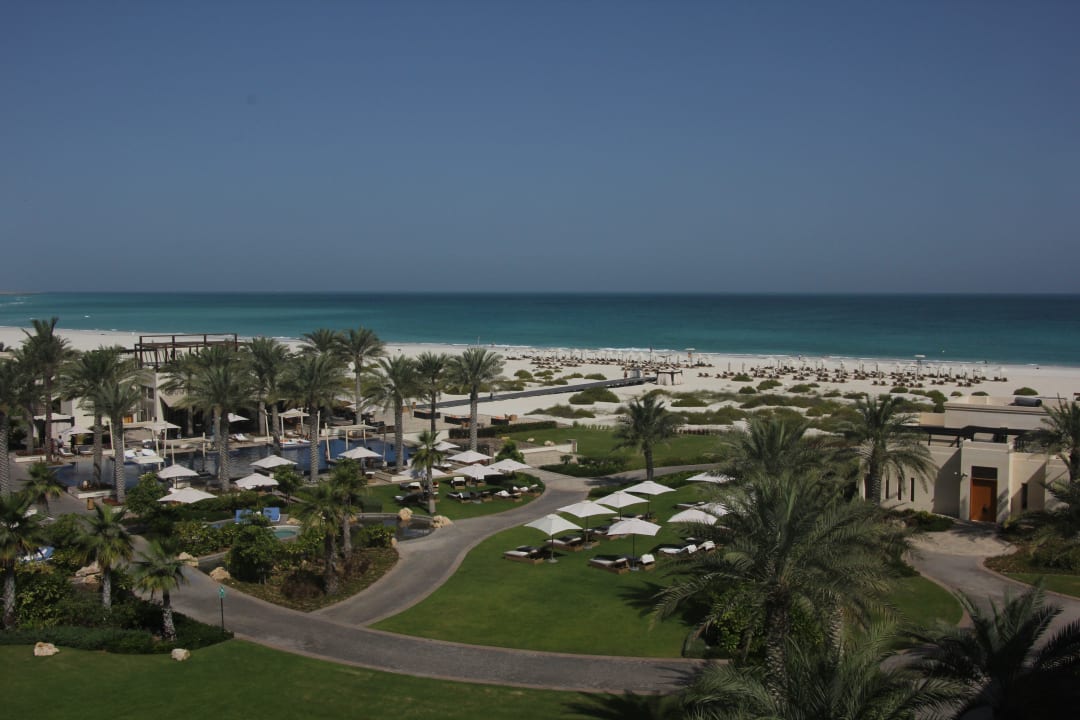Blick vom Balkon auf Poolanlage und Strand Park Hyatt Abu Dhabi Hotel and Villas