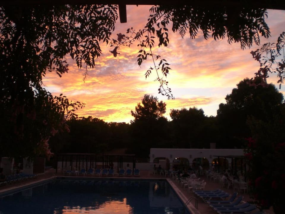 Pool am Abend Cala Llenya Resort Ibiza