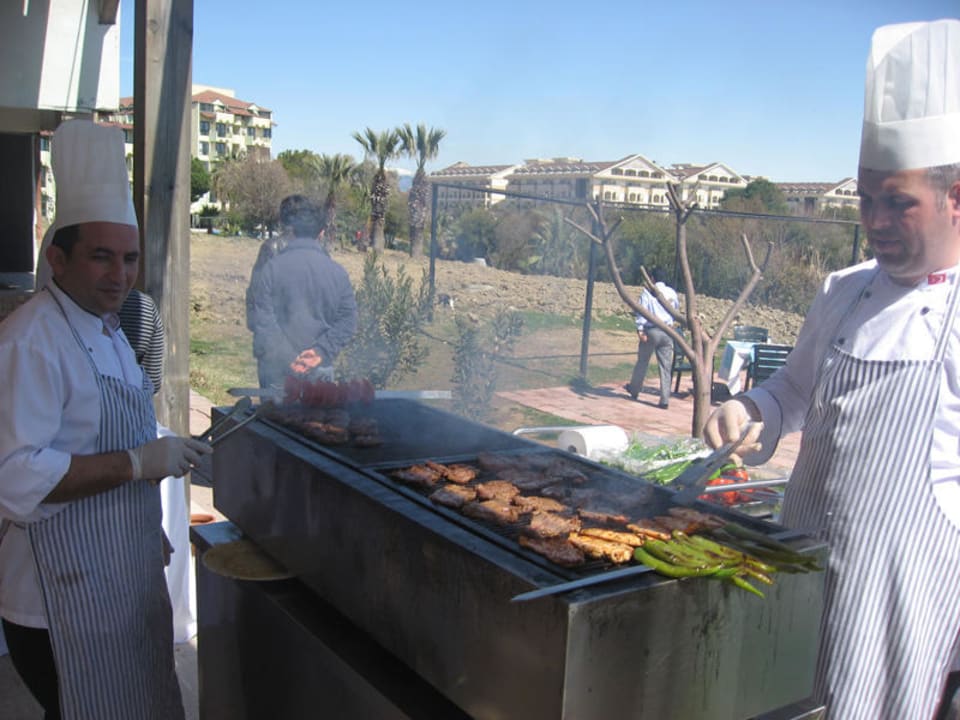 Grillen im Beachrestaurant Royal Atlantis Spa & Resort