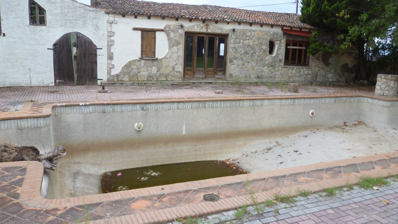 Opuszczona budowla w pobliżu plaży Iris Hotel