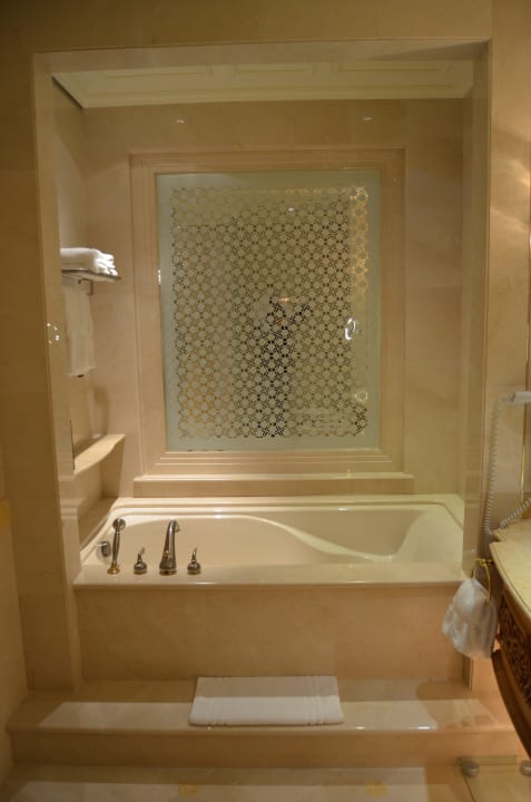 Badewanne und Fenster Richtung Zimmer Emirates Palace Mandarin Oriental