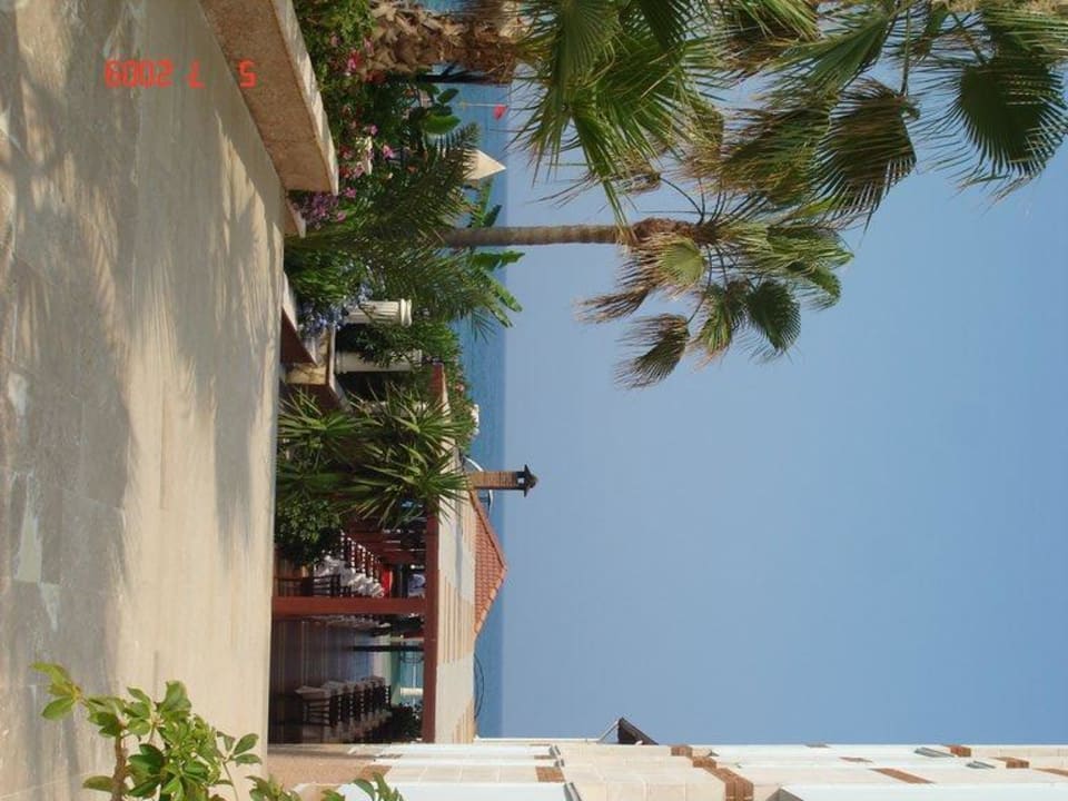 Weg zum Restaurant Green Paradise Beach Hotel