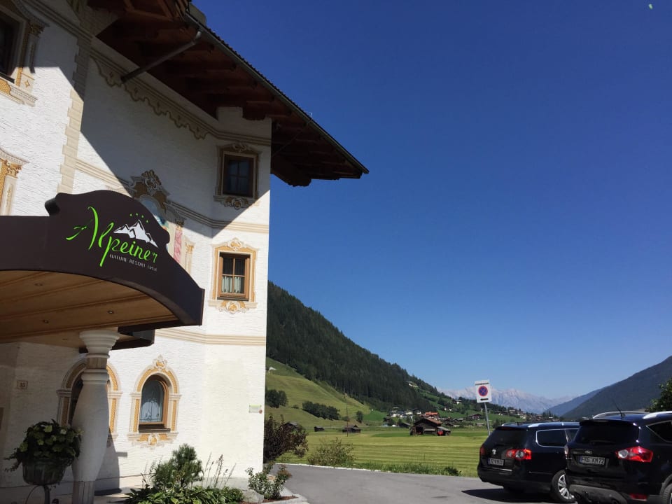 Hoteleingang Alpeiner Nature Resort Tirol