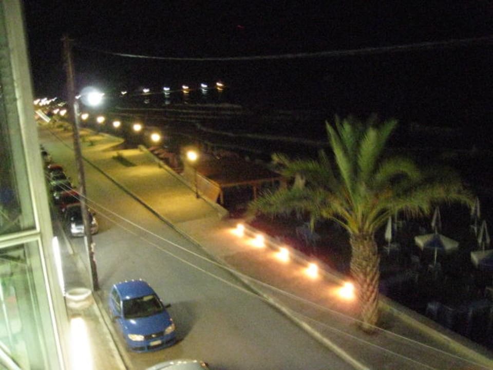 Blick auf die Straße am Abend Hotel Corissia Princess