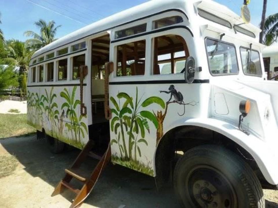 Mit dem Bus geht es zum Hotel Hotel Sandoway Resort