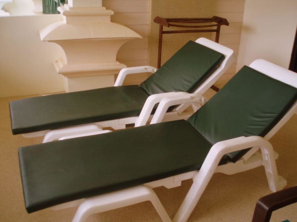 auch Liegen gibts am eigenen Balkon Khaolak Orchid Beach Resort