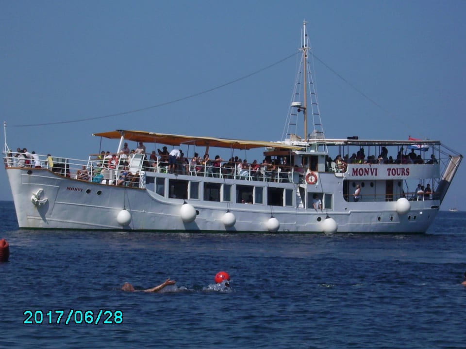 Ausflugsschiff hält an der eigenen Moole Maistra Select Funtana All Inclusive Resort